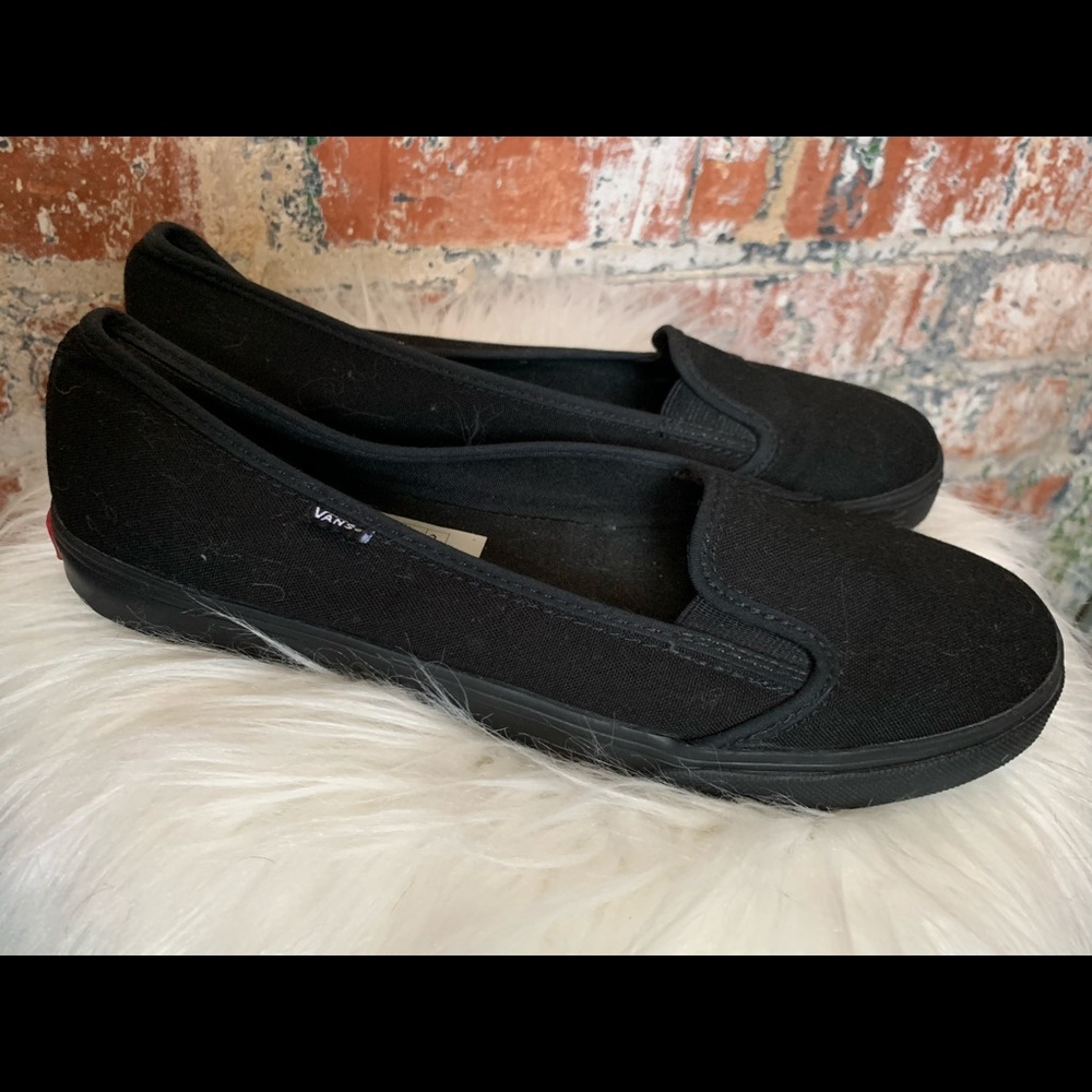 Black ladies Van’s slip on shoes size 7